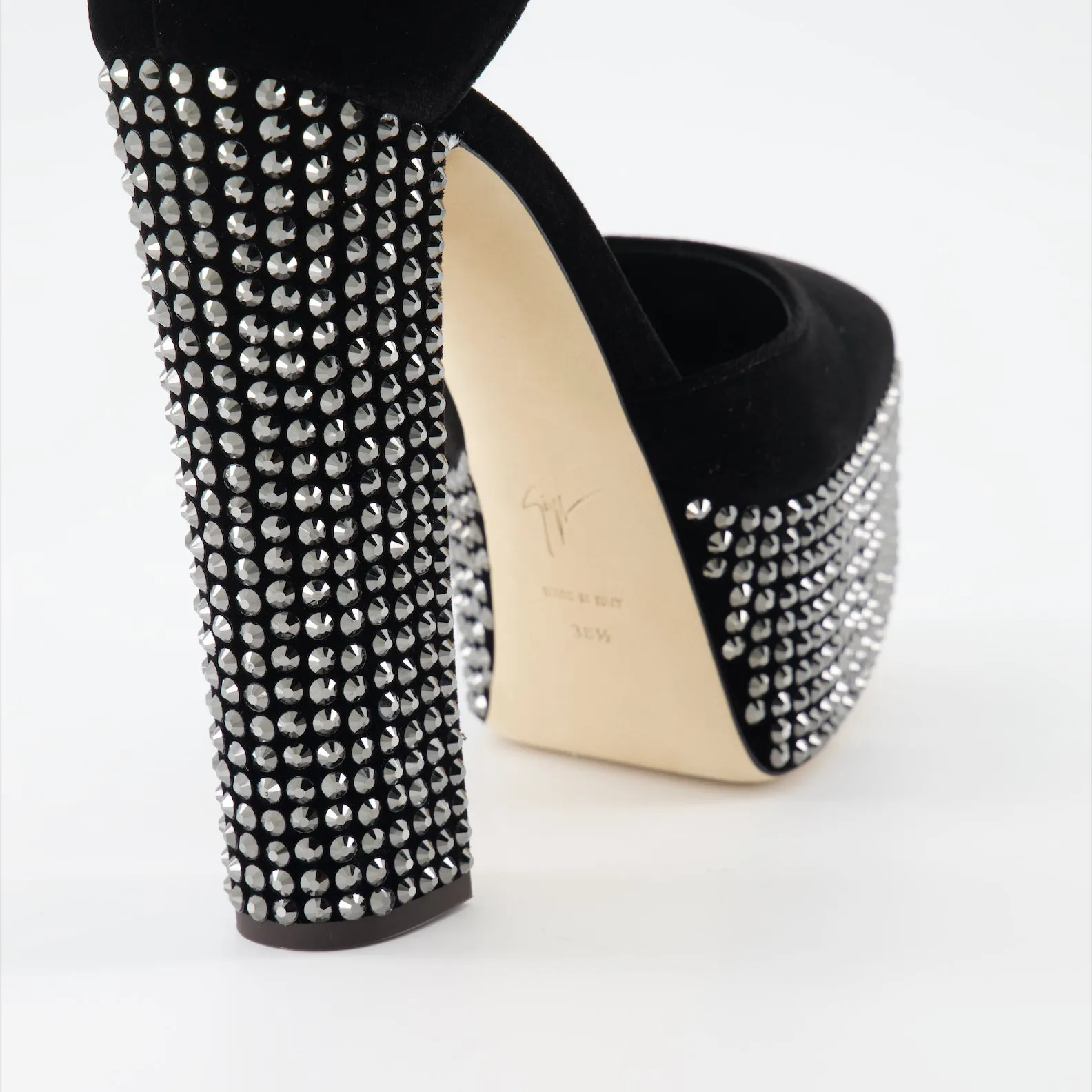 Black Strass Pumps