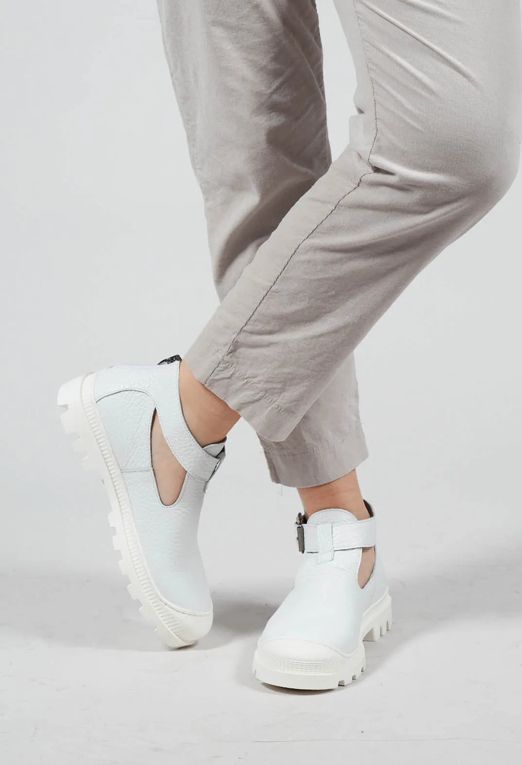 High-Top Cut-Out Pumps Taurus Bianco