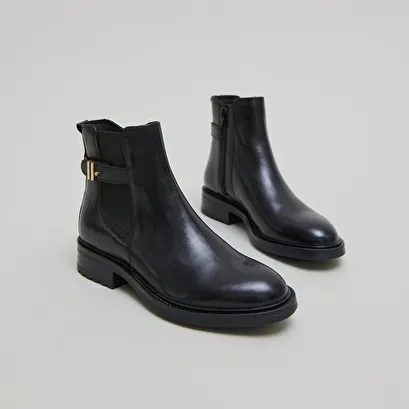 Lowboots with notched heels in black leather