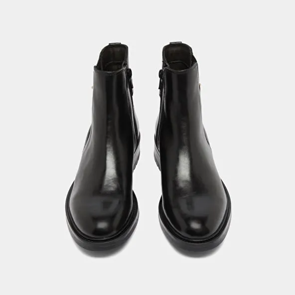 Lowboots with notched heels in black leather