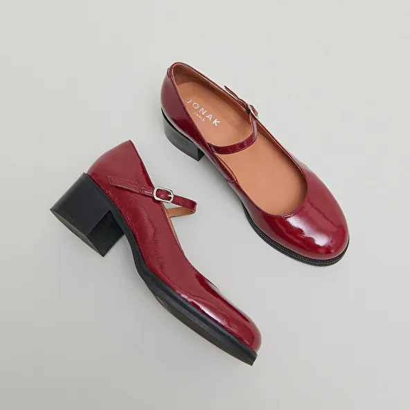 Mary Jane with heels in carmine red pleated patent