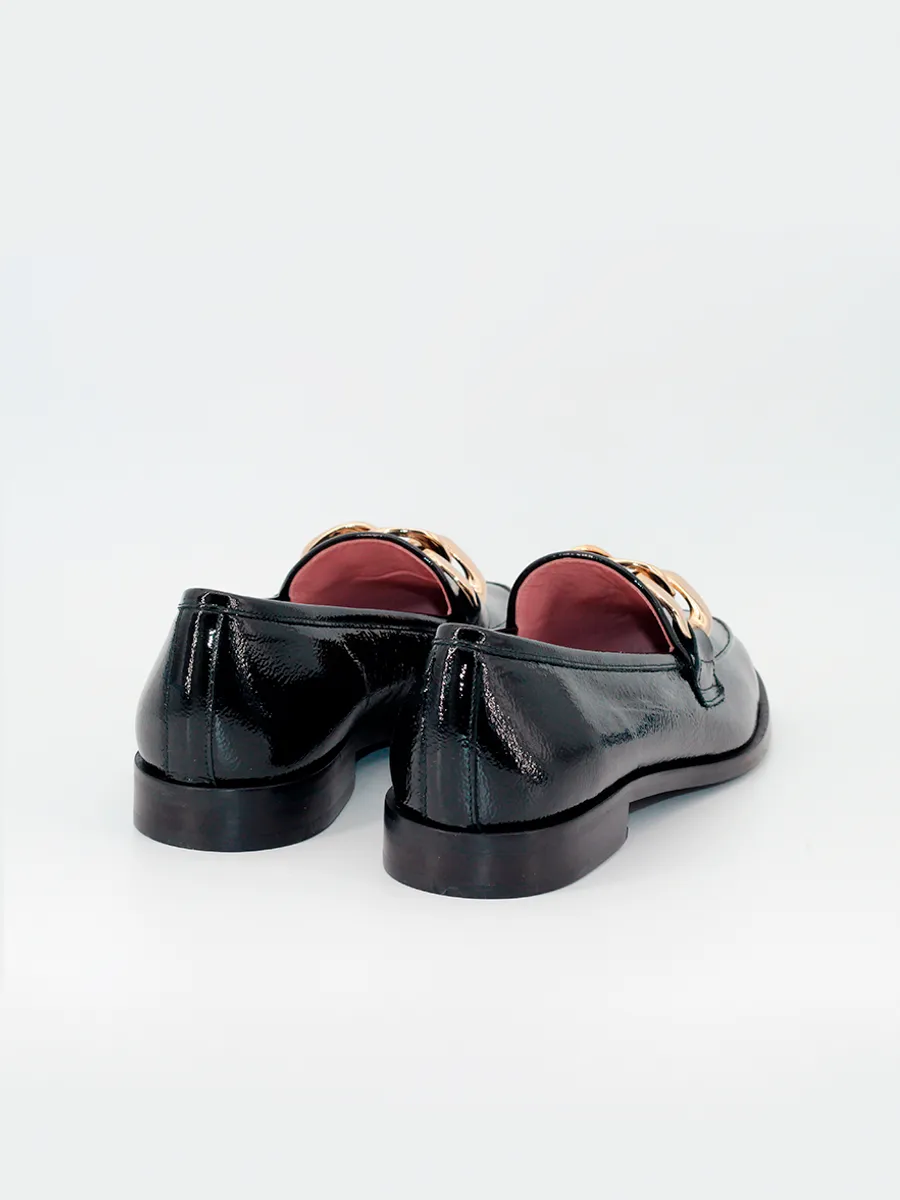 Mocasines Venus cadena charol color negro